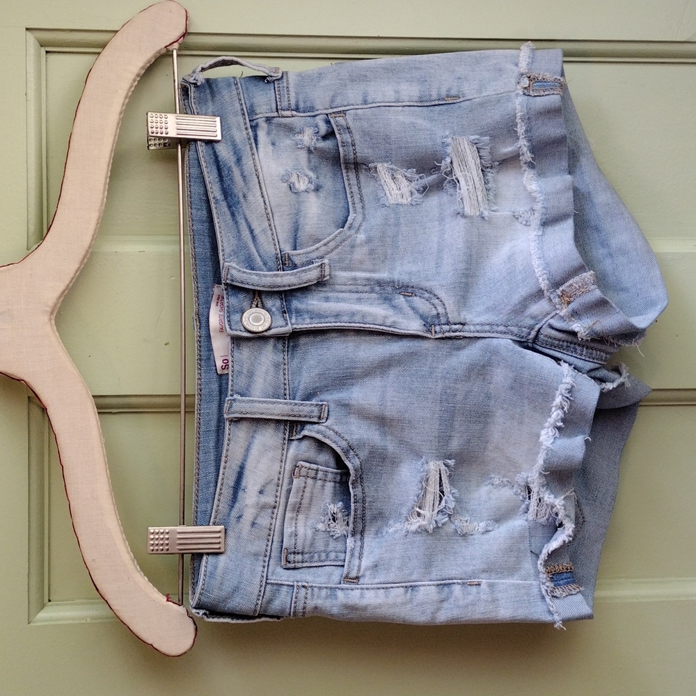 Women's So low rise Favorite Shortie jean shorts size 3 lightwash distressed